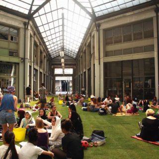 Ένα αστικό πικ νικ με γρασίδι, αναπάντεχες γνωριμίες κι έναν σκύλο με το όνομα Κίτσος