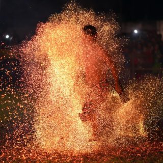 Ένας Ινδός ιερέας τρέχει πάνω από καυτά κάρβουνα στο φεστιβάλ Baikho