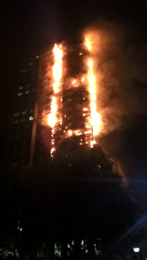 Φωτιά σε πύργο 27 ορόφων στο Λονδίνο-Φόβοι για εκατοντάδες παγιδευμένους