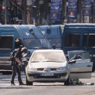 Γαλλία: Αυτοκίνητο έπεσε πάνω σε στρατιώτες