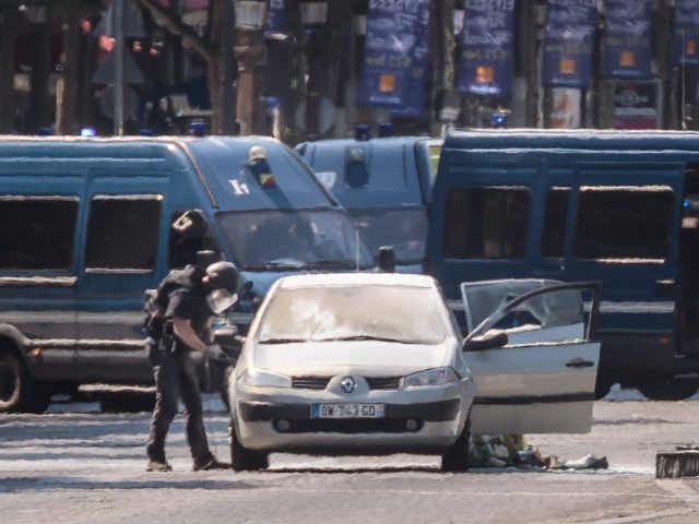 Γαλλία: Αυτοκίνητο έπεσε πάνω σε στρατιώτες