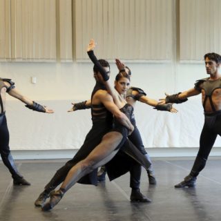 Η τελευταία πρόβα της παράστασης «Carmen» από τους χορευτές του Victor Ullate