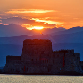 Ο ήλιος δύει πάνω από το Μπούρτζι