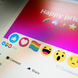Πώς θα ξεκλειδώσετε το “pride” reaction στο Facebook;