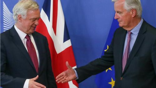 Στις προτεραιότητες και το χρονοδιάγραμμα των διαπραγματεύσεων για το Brexit κατέληξαν ο Μισέλ Μπαρνιέ και ο Ντέιβιντ Ντέιβις