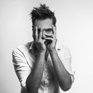 Ο Γιώργος Παπαγεωργίου αισθάνεται ρετρό όταν μιλάει στο τηλέφωνο