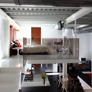 Ένα νεοκλασικό κτίριο στου Ψυρρή κρύβει ένα σύγχρονο loft