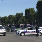 Γαλλία: Ο οδηγός του οχήματος που έπεσε πάνω σε αστυνομικό βαν έχασε την ζωή του σε μια «απόπειρα επίθεσης»