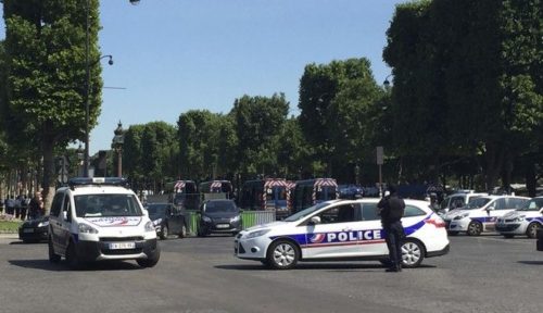 Γαλλία: Ο οδηγός του οχήματος που έπεσε πάνω σε αστυνομικό βαν έχασε την ζωή του σε μια «απόπειρα επίθεσης»