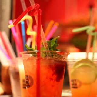 Στο «νησί» της Ηφαίστου, ανάμεσα σε χιλιάδες βινύλια, το Return προτείνει στη νυχτερινή Αθήνα «κοκτέιλ στο χέρι»