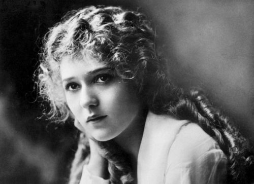 Στις 24 Ιουνίου του 1916 η Μαίρη Πίκφορντ γίνεται η πρώτη γυναίκα ηθοποιός που υπογράφει συμβόλαιο για 1 εκατομμύριο δολάρια