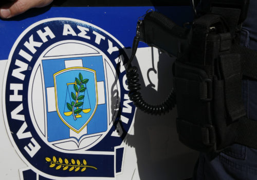 Καταγγελία για αστυνομική βία στο Ηράκλειο – «Του πατούσε με την μπότα το κεφάλι»