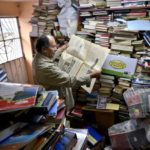 Άντρας μάζεψε 25.000 βιβλία από τα σκουπίδια και έφτιαξε βιβλιοθήκη για φτωχά παιδιά