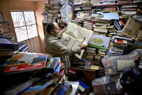 Άντρας μάζεψε 25.000 βιβλία από τα σκουπίδια και έφτιαξε βιβλιοθήκη για φτωχά παιδιά