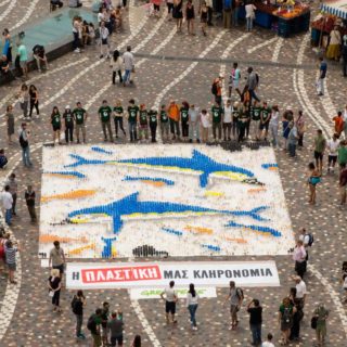Δείτε το ψηφιδωτό που έφτιαξε η Greenpeace στην Πλατεία Μοναστηρακίου