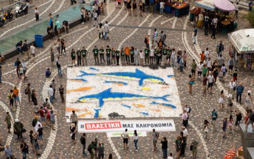 Δείτε το ψηφιδωτό που έφτιαξε η Greenpeace στην Πλατεία Μοναστηρακίου