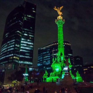 Αξιοθέατα και δημαρχεία σε όλο τον κόσμο γίνονται πράσινα για την Συμφωνία του Παρισιού