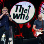 Ακούστε 50 μουσικούς να διασκευάζουν το “Bridge Over Troubled Water” για τα θύματα του Grenfell Tower