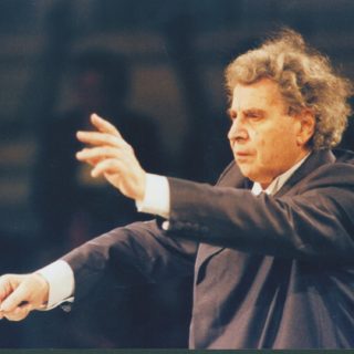 Μίκης Θεοδωράκης: Να σταματήσει το «βάρβαρο έθιμο» του σουβλίσματος αρνιών