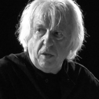 Ο Χρήστος Λεοντής παρουσιάζει την παράσταση «Φλόγα που καίει: Της ξενιτειάς, της μνήμης, του έρωτα και της φωτιάς» στο Φεστιβάλ Αθηνών και Επιδαύρου 2017