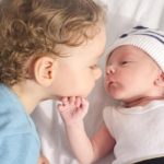 Παιδάκια με μεγαλύτερα αδέλφια κινδυνεύουν περισσότερο από σοβαρή γρίπη