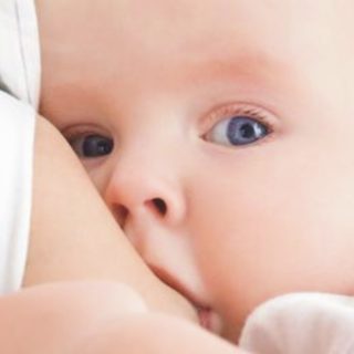 Εμβόλια mRNA: Τι ισχύει με τις εμβολιασμένες μητέρες που θηλάζουν