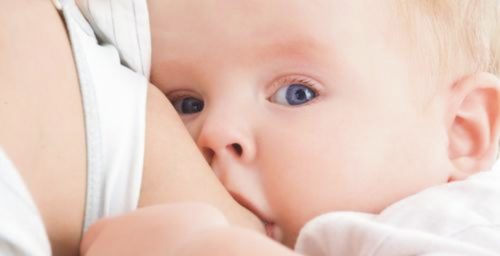 Εμβόλια mRNA: Τι ισχύει με τις εμβολιασμένες μητέρες που θηλάζουν