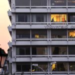 Έξω από το υπουργείο Οικονομικών παραμένουν εργαζόμενοι στα δημόσια νοσοκομεία