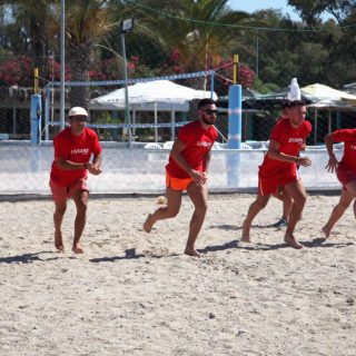 Φοράνε κόκκινα μαγιό και σώζουν ζωές