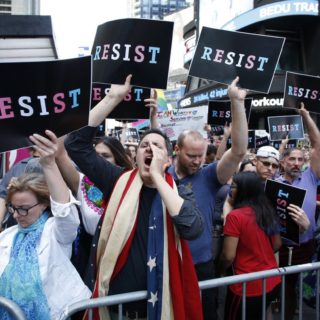 Διαμαρτυρία στην Τάιμς Σκουέρ ενάντια στην απόφαση Τραμπ να διώξει τους διεμφυλικούς από τον στρατό των ΗΠΑ