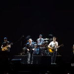 Noel Gallagher και U2 παίζουν μαζί το “Don’t Look Back In Anger” (ΒΙΝΤΕΟ)