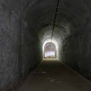 Ο Κωνσταντίνος Κυρίμης διείσδυσε στα μυστικά καταφύγια της πόλης και μας γνωρίζει την υπόγεια Αθήνα