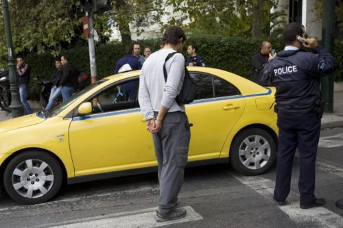 «Χειροπέδες» σε 13 οδηγούς ταξί για επέμβαση στα ταξίμετρα των οχημάτων τους