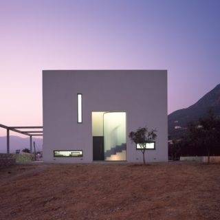 Το αρχιτεκτονικό γραφείο SOUTH σχεδίασε έναν διαφορετικό πύργο στη Μάνη