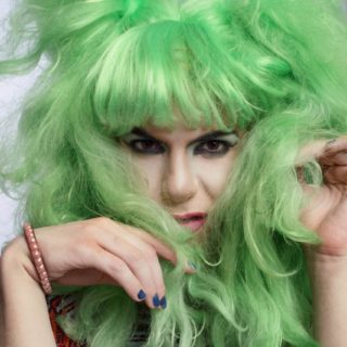 Η Zackie Oh αποφεύγει τους γείτονές της (εκτός από αυτούς που θέλει να αποπλανήσει)