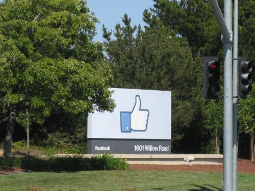 Οι εγκαταστάσεις του Facebook στη Silicon Valley γίνονται ένα μικρό χωριό