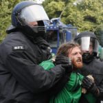 G20: Νέες συγκρούσεις, πυρπολήθηκαν περιπολικά