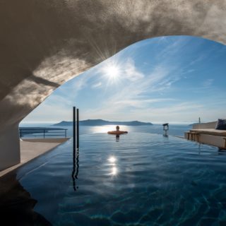 Πώς ένα εκκλησιαστικό παράσπιτο στη Σαντορίνη μετατράπηκε σε αυτό το υπέροχο αιγαιοπελαγίτικο ξενοδοχείο;