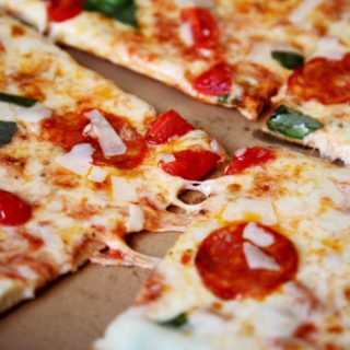 Crust: Πίτσα στο πεζοδρόμιο και live στο υπόγειο, η νέα αθηναϊκή πιτσαρία φέρνει ΝΥ αέρα στου Ψυρρή