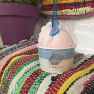 Η gelateria Ninnolo δίνει άλλο χρώμα σ’ ένα ιστορικό στέκι της Μυκόνου
