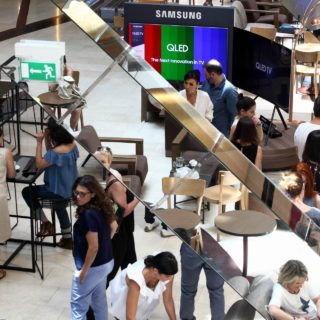 Samsung QLED TV: Η τηλεόραση που κάνει τους διακοσμητές να πετάνε τη σκούφια τους