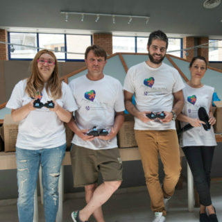 Μοιράσαμε παπούτσια σε προσφυγόπουλα και είδαμε χαμόγελα που αξίζουν περισσότερο από οτιδήποτε