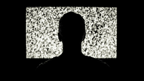 Η τηλεόραση εξακολουθεί να κυριαρχεί στην Αμερική και την Ευρώπη, σύμφωνα με έρευνα