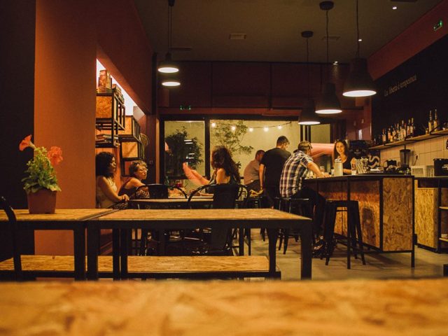 Στην Πάτρα υπάρχει ένα καφέ που ανοίγει την πόρτα του για την  κοινωνική επανένταξη ατόμων με προβλήματα ψυχικής υγείας