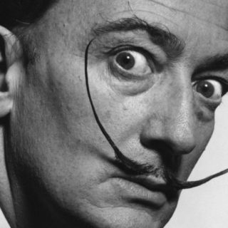 Το χαρακτηριστικό μουστάκι του Σαλβαδόρ Νταλί παρέμεινε αναλλοίωτο 28 χρόνια μετά τον θάνατό του