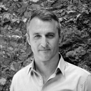 Γιατί αξίζει να διαβάσετε το βιβλίο «Τρεις Όροφοι»