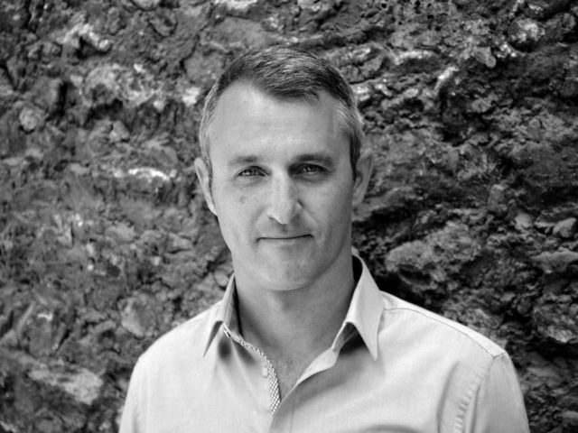 Γιατί αξίζει να διαβάσετε το βιβλίο «Τρεις Όροφοι»