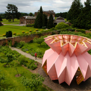 Look! Look! Look! Ένα οριγκάμι-περίπτερο στον κήπο του Berrington Hall