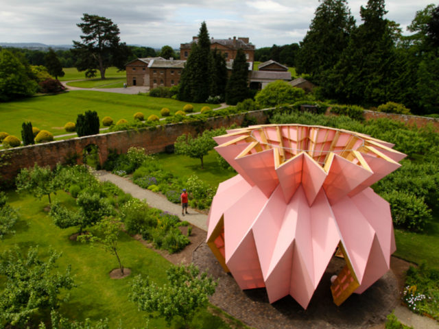 Look! Look! Look! Ένα οριγκάμι-περίπτερο στον κήπο του Berrington Hall