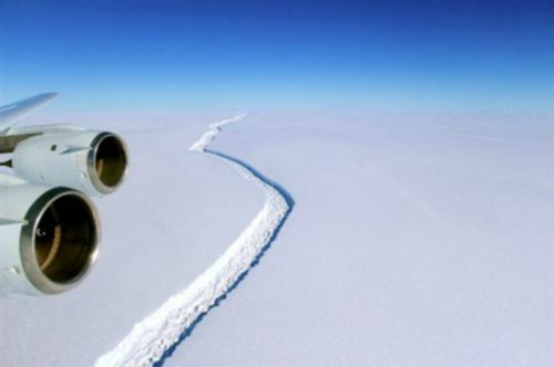 Ένα γιγαντιαίο παγόβουνο αποκολλήθηκε από την Ανταρκτική